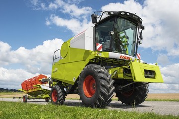 Claas Avero 160: купить в Украине, сравнить цены, продажа зерноуборочных  комбайнов на